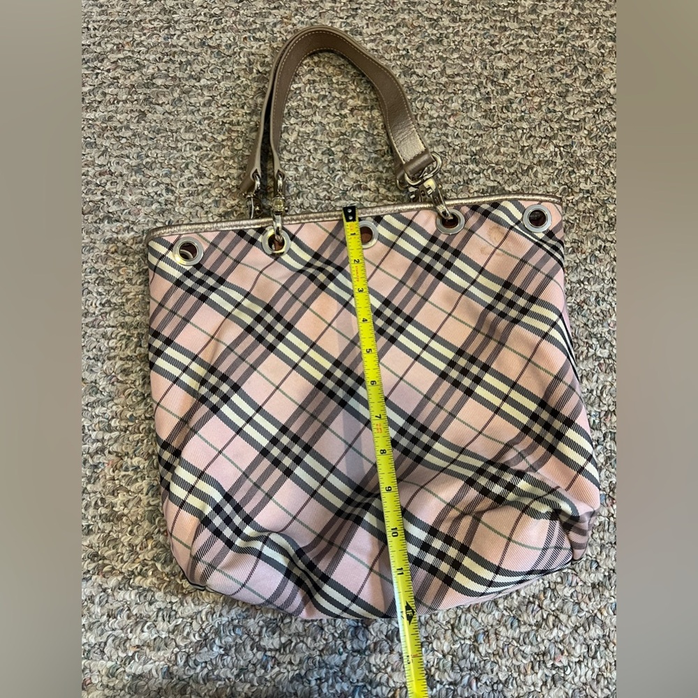 Burberry reversible Pink Tote with Gold Details - Picture 8 of 10